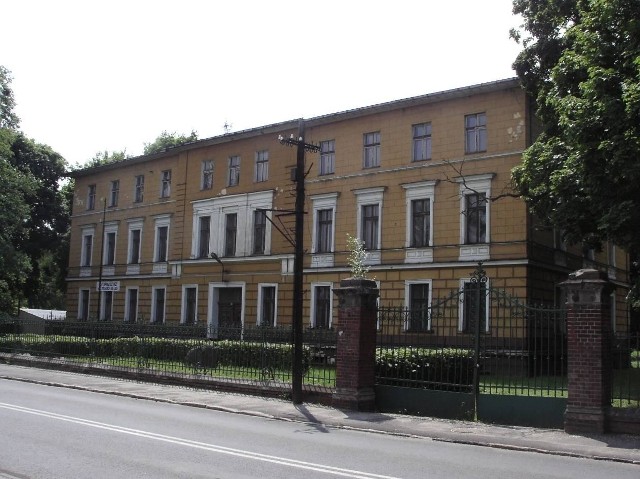 Okazały budynek stoi przy ul. Sławięcickiej