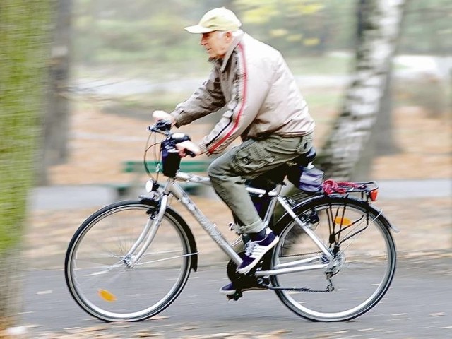 Stanisław Maryńczak uważa, że potrzebnych jest więcej przejazdów dla rowerów na przejściach dla pieszych.