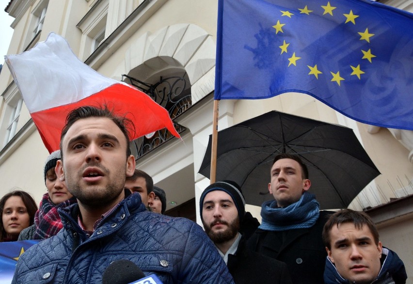 Młodzi Demokraci z flagą UE. Na złość wojewodzie