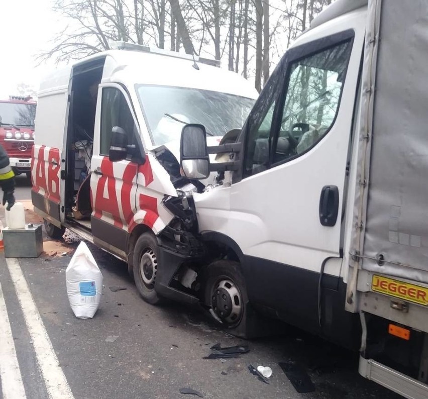 Groźny wypadek w Jodłownie 23.03.2021 r. Zderzyły się dwa samochody dostawcze, jedna osoba jest poszkodowana