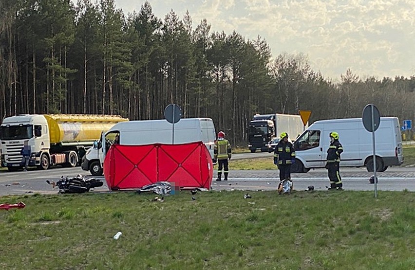 Śmiertelny wypadek na "chociwelce". Motocyklista nie przeżył zderzenia z ciężarówką. Wypadek w woj. zachodniopomorskim