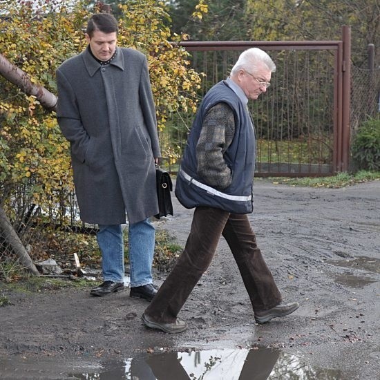 Jerzy Gulatowski (z prawej) osobiście oprowadził Pawła Leszczyńskiego, wiceprzewodniczącego Rady Miasta po grzęzawisku ul. Tkackiej i Jutowej. - Pierwszy raz od trzydziestu lat się zdarzyło, aby ktoś z władzy miejskiej przyszedł do nas zobaczyć jak żyjemy w błocie - mówi Gulatowski.