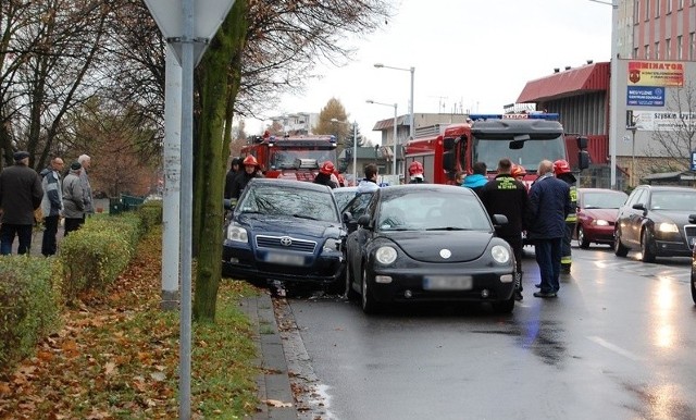 Pięć samochodów zderzyło się w pobliżu skrzyżowania ulicy Dekabrystów z aleją Armii Krajowej w Częstochowie.