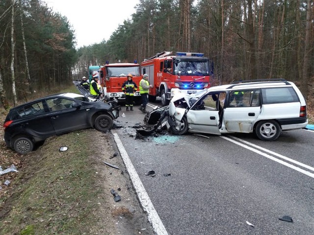 Na miejscu wypadku we Włoszczowicach. Po zderzeniu z oplem hyundai znalazł się częściowo w rowie. Pilnie potrzeba krwi dla jednej z ofiar Anity Chmielewskiej. 