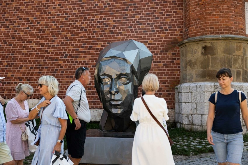 Zapowiadającą wystawę rzeźbę Pawła Orłowskiego wciąż można...