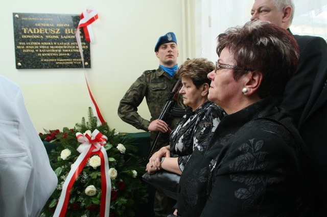 Tablica poświęcona  generałowi Tadeuszowi Bukowi została odsłonięta w kieleckim VI Liceum Ogólnokształcącym imienia Juliusza Słowackiego