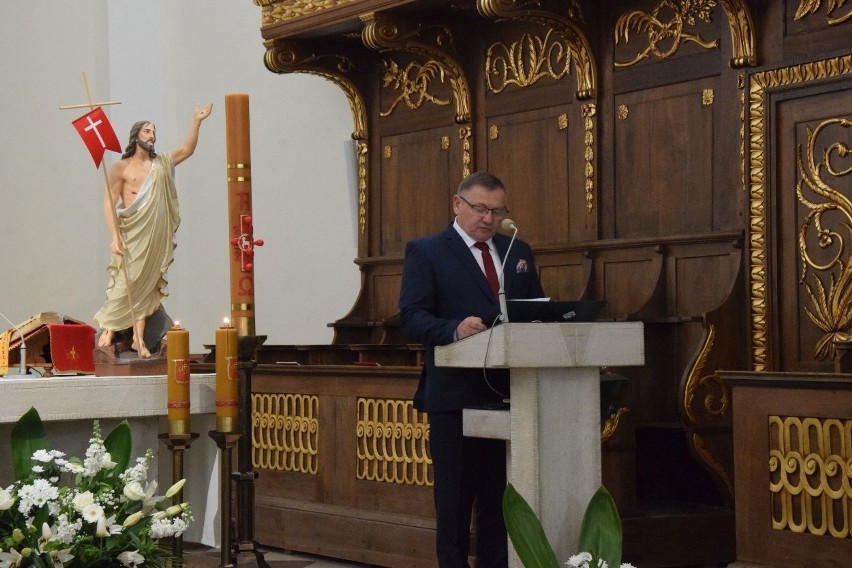 25-lecie Świętokrzyskiej Izby Rolniczej. Msza na Świętym Krzyżu ze wzruszającym przekazaniem chleba. Zobacz zdjęcia i wideo 