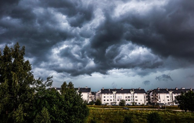 W środę strefa opadów z burzami obejmie całą zachodnią Polskę i częściowo południe kraju.