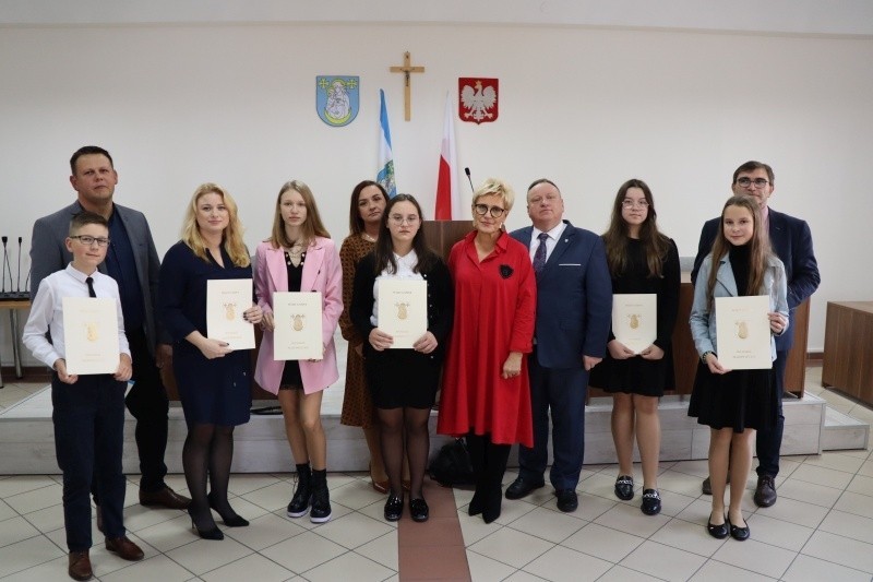 27 uczniów z gminy Wysokie Mazowieckie otrzymało stypendium za szczególne osiągnięcia w nauce lub sporcie [ZDJĘCIA]
