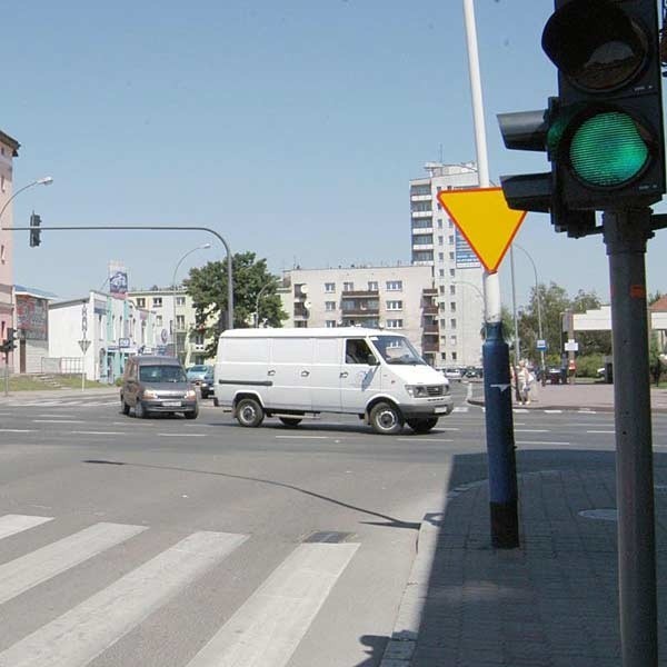 Na ruchliwym skrzyżowaniu ul. Targowej i Piłsudskiego, nowa sygnalizacja świetlna będzie wyposażona w czujniki ruchu i kamery sterujące ruchem. 