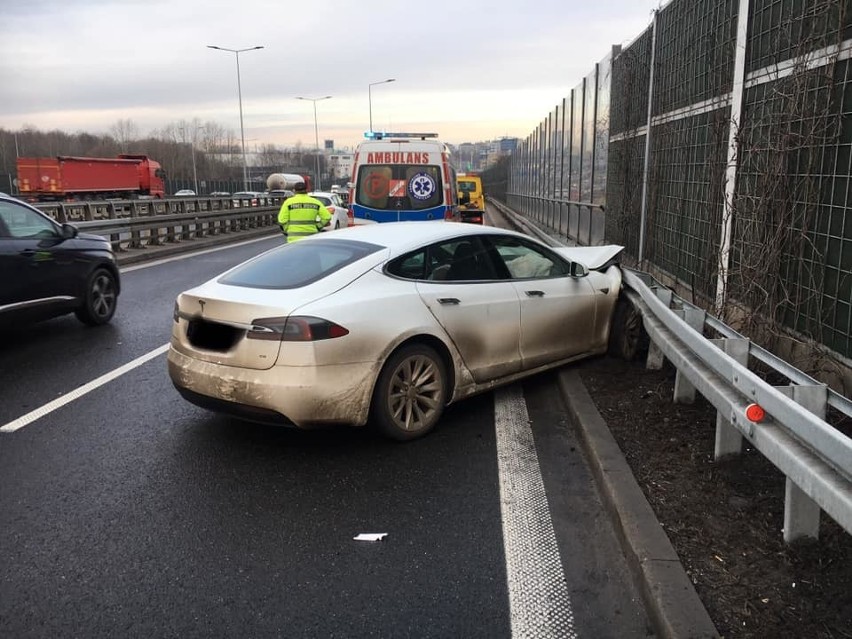 Wypadek w Katowicach. Na "zakręcie mistrzów" rozbiła się tesla ZDJĘCIA