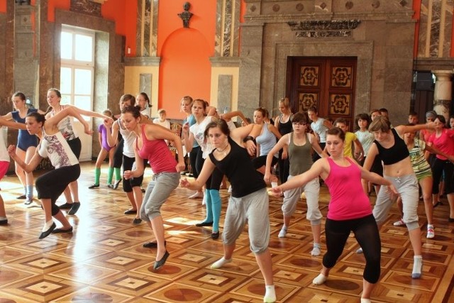 Grupy Swing ze Szczecina, Abrakadabra z Mirosławca i Kaprys z Małogoszcza ćwiczyły układy taneczne w stylu modern w Sali Lustrzanej Wojewódzkiego Domu Kultury.