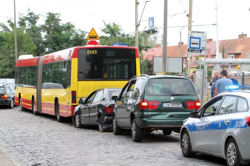 Wypadek trzech aut na Złotnickiej we Wrocławiu, 10.08.2016