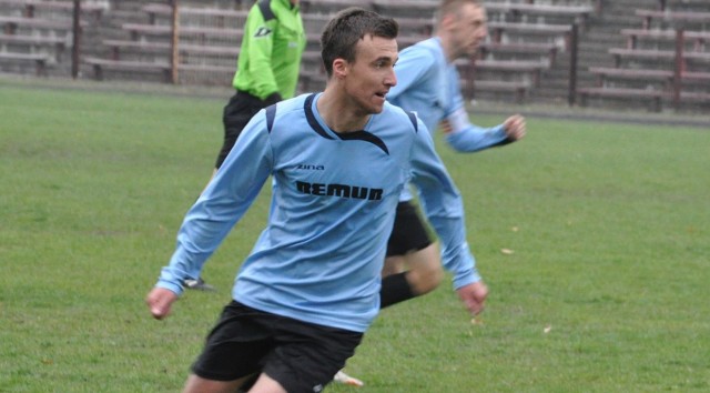 Sebastian Hajduk zdobył dla Wiernej Małogoszcz dwa gole w meczu z Kamienną Brody. Fot. Piotr Stańczak