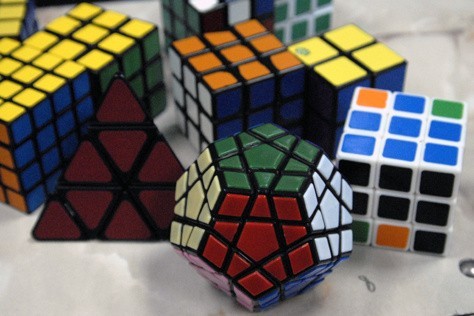 Różne odmiany kostki Rubika.