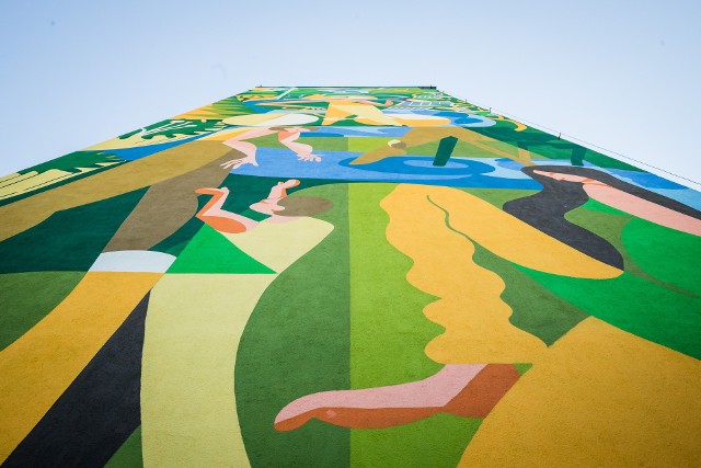 W piątek (8.10) odsłonięto ekologiczny mural namalowany specjalnymi farbami na ścianie wieżowca przy ul. Nowowiejskiego 1 na bydgoskich Wyżynach. Mural działa na środowisko tak jak prawie 400 drzew!Zobacz więcej zdjęć >>>