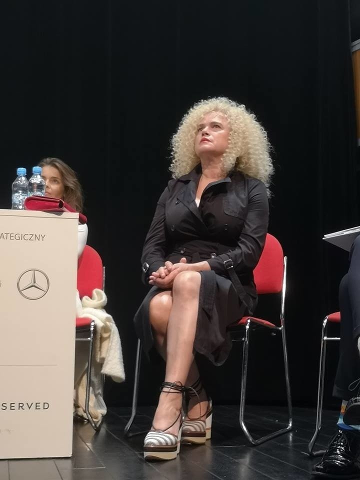 Katarzyna Figura w blond afro promuje "7 uczuć" na Festwialu Filmowym w Gdyni! Skąd ta zmiana? [ZDJĘCIA]