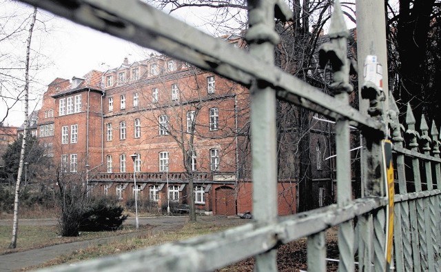 Uniwersytet Medyczny bez skutku próbuje sprzedać były szpital przy ul. Poniatowskiego