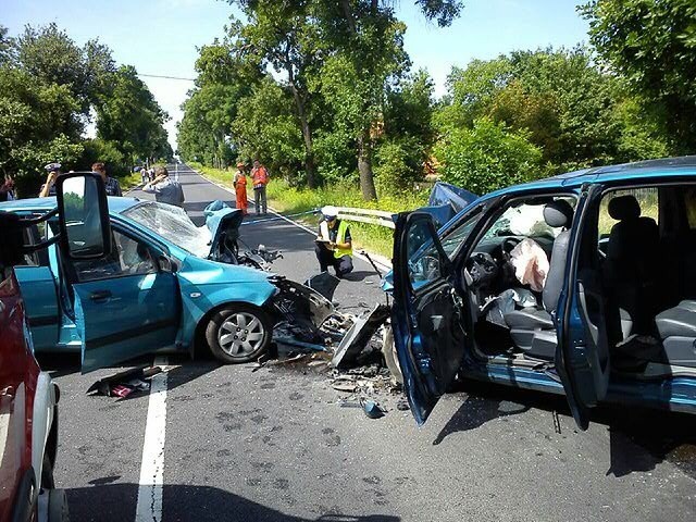 Hyundai i ford zderzyły się czołowo w Moskorzewie. Kierująca hyundaiem nie przeżyła wypadku.