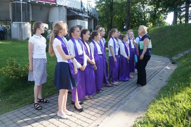 W przesłuchaniach konkursowych XXVIII Festiwalu Pieśni Liturgicznej i Piosenki Religijnej uczestniczyło 19 zespołów, w których wystąpiło ponad 500 wykonawców. Były to schole, zespoły i chóry z terenu Archidiecezji Białostockiej.