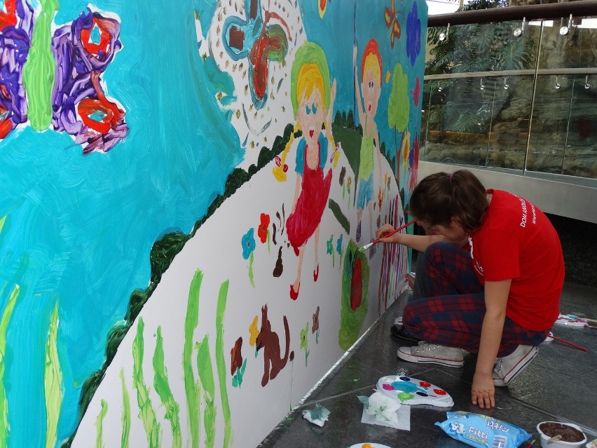 Dzieci z Domu Aniołów Stróżów malują murale w SCC Katowice