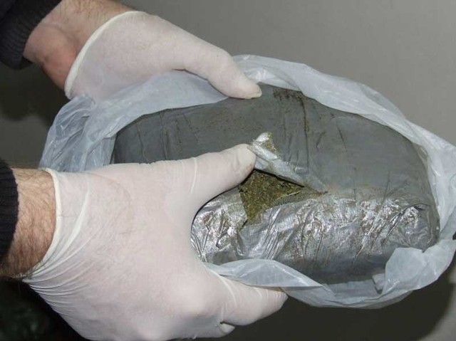 Policjanci udaremnili przemyt 9 kg marihuany.