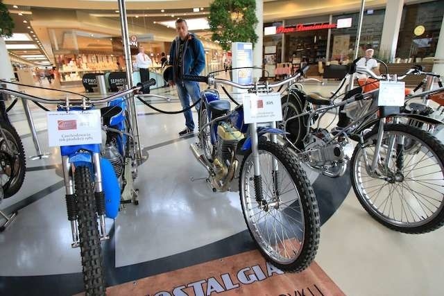 Wystawa motocykli żużlowych w atrium Copernicus