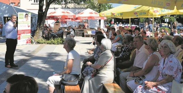 Debata burmistrza Krzeszowic z seniorami na temat terenów rekreacyjnych odbyła się na Rynku