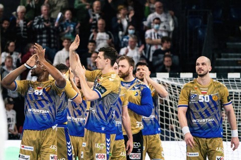 Piłkarze ręczni Industrii Kielce w wyjazdowym meczu Ligi Mistrzów przegrali z niemieckim THW Kiel 29:32. Bardzo słaba w wykonaniu gości była pierwsza połowa spotkania, przegrana przez nich 13:22. W drugiej było już znacznie lepiej. Pod kolejnymi zdjęciami oceniliśmy naszych zawodników w skali 1-10.Zobacz kolejne zdjęcia. Przesuwaj zdjęcia w prawo - naciśnij strzałkę lub przycisk NASTĘPNE