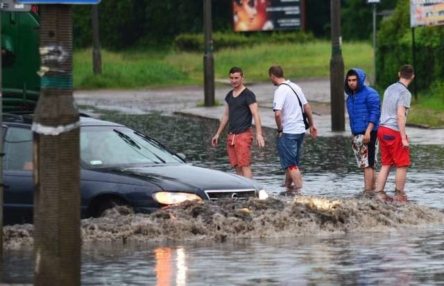 Jest szansa, że skrzyżowanie ul. Glinki i Szpitalnej już nie będzie wyglądało tak, jak rok temu po przejściu nad miastem sporej burzy.