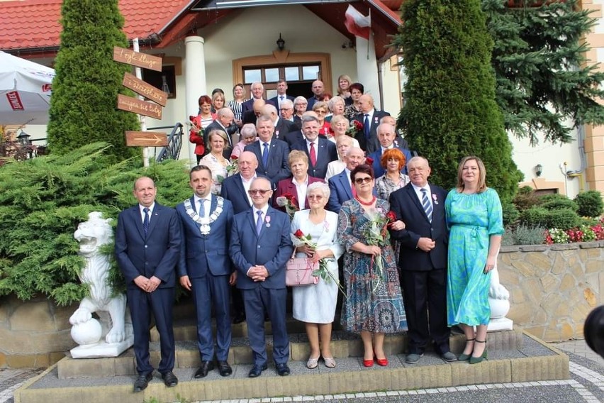 Złote Gody w Bałtowie. 14 par z gminy odznaczono Medalami za Długoletnie Pożycie Małżeńskie. Zobacz zdjęcia i listę