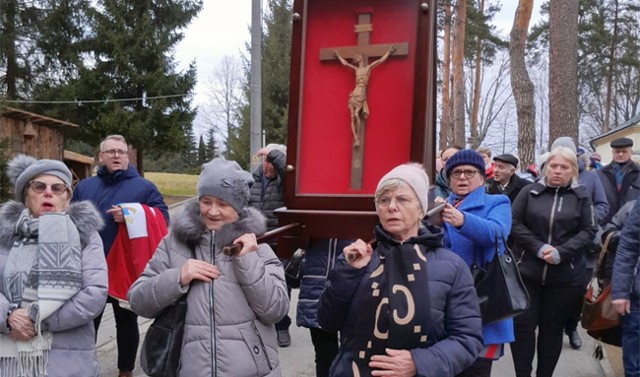 Papieski krzyż odwiedza parafie Archidiecezji Gnieźnieńskiej