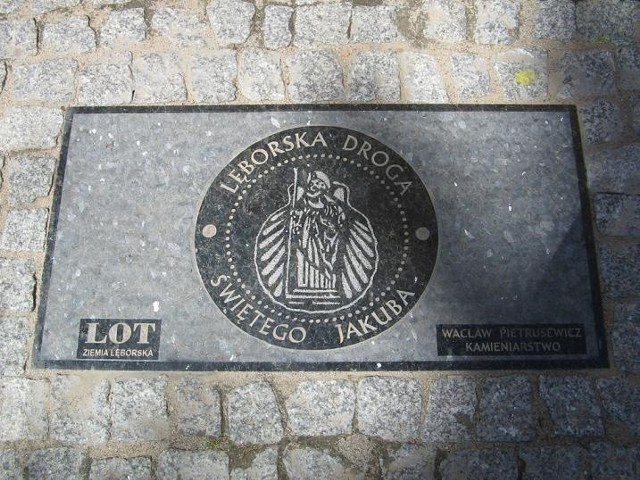 Granitowa płyta z logo Lęborskiej Drogi św. Jakuba powstała w pobliżu kościoła pw. św. Jakuba w Lęborku. 