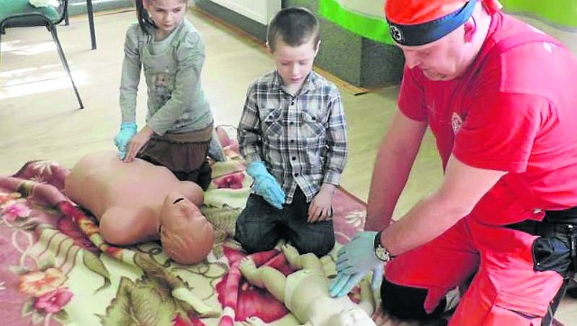 Ratownik medyczny pokazywał trudną sztukę pierwszej pomocy w Ośrodku Szkolno-Wychowawczym w Niemienicach.