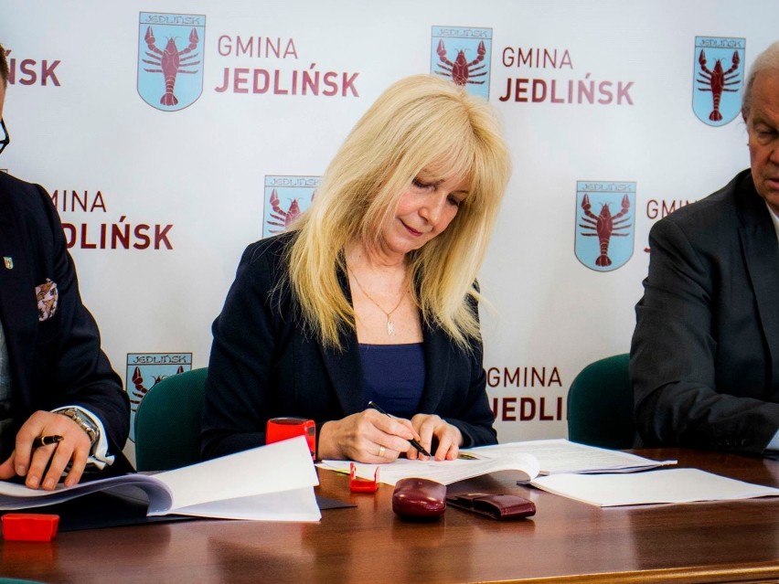 Umowę w sprawie tej inwestycji podpisali: Kamil Dziewierz,...
