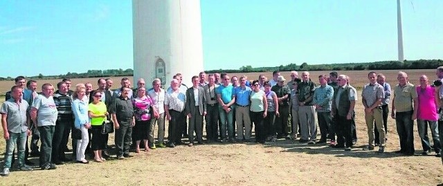 Uczestnicy wyjazdu na farmie wiatrowej w gminie Krobia.