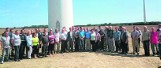 Kilkadziesiąt osób z gminy Sędziszów odwiedziło potężną farmę wiatrową w gminie Krobia 
