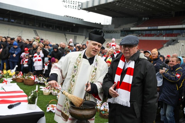 Prezes Janusz Filipiak i kapelan Cracovii Dariusz Raś podczas święcenia pokarmów na stadionie w wielką sobotę 2022 roku
