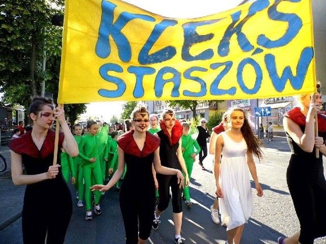 Zespoły Artystyczne Kleks podczas pochodu inaugurującego Międzynarodowy Dziecięcy Festiwal Piosenki i Tańca w Koninie, największą tego typu imprezę w Polsce.