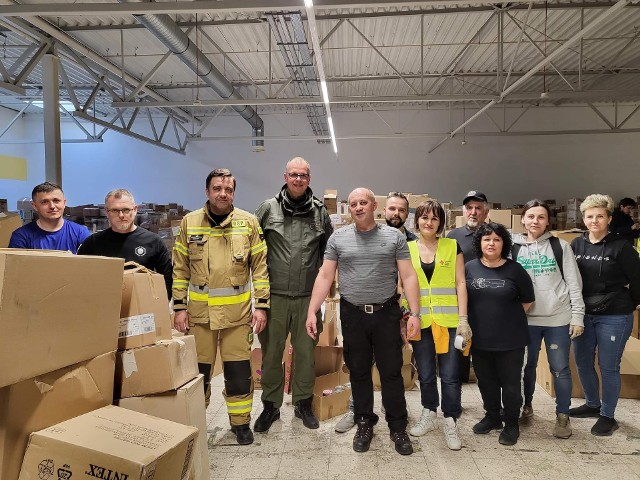 Burmistrz Osieka Rafał Łysiak wraz z pracownikami Urzędu Miasta i Gminy Osiek pomagali w Przemyskim Centrum Pomocy Humanitarnej
