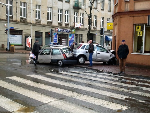 Wypadek na skrzyżowaniu Gdańskiej i Struga. Samochód