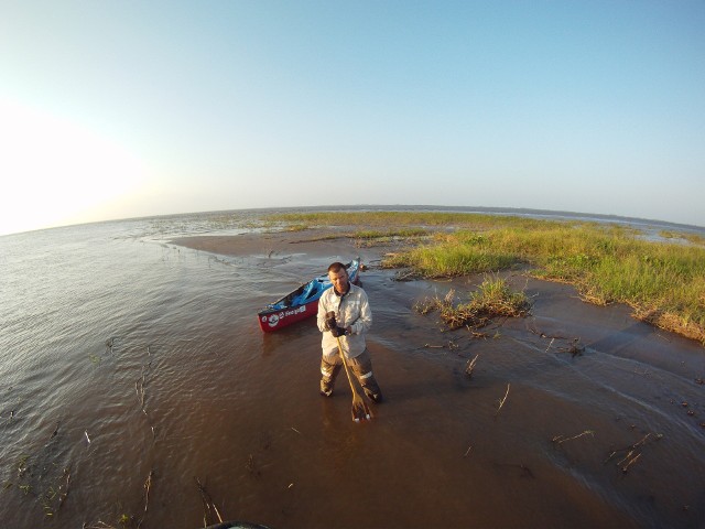 Marcin Gienieczko na tle rozlewiska Amazonki niedaleko Santarem