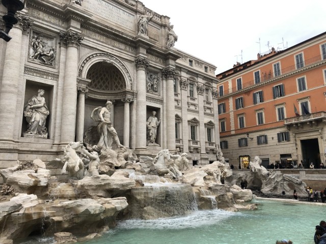 Fontanna di Trevi (wł. Fontana di Trevi)Najbardziej znana barokowa fontanna w Rzymie. Znajduje się u stóp Kwirynału. Zaprojektował ją Niccolo Salvi w 1762 r. Ma 20 m szerokości i 26 m wysokości. Woda dociera do fontanny z odległości ok. 20 km, płynąc starożytnym akweduktem. Centralnymi postaciami fontanny są Okeanos i dwa trytony, będące symbolami Kastora i Polluksa.Legenda głosi, że kto stojąc tyłem do fontanny wrzuci monetę do basenu, ponownie odwiedzi Wieczne Miasto. Słoną grzywną grozi wchodzenie do fontanny, by powtórzyć słynną scenę z filmu "La Dolce Vita" z Anitą Ekberg i Marcello Mastroiannim. .