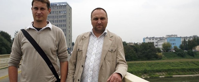 Arkadiusz Bulak (z lewej) i Tomasz Fornal razem pracują, i razem pospieszyli na pomoc tonącej kobiecie.