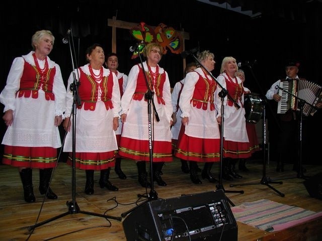 Na zakończenie święta folkloru w Zwoleniu wystąpił między innymi Zespół Śpiewaczy "Dolnojasieńczanki&#8221; z Jasieńca Iłżeckiego.