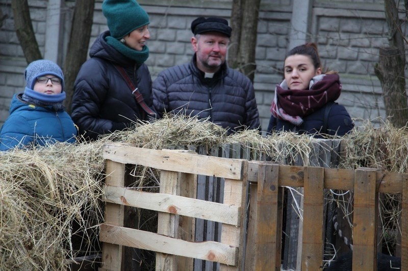 Pierwszy kiermasz świąteczny w suchedniowskiej Kuźnicy z żywą szopką i kolędami