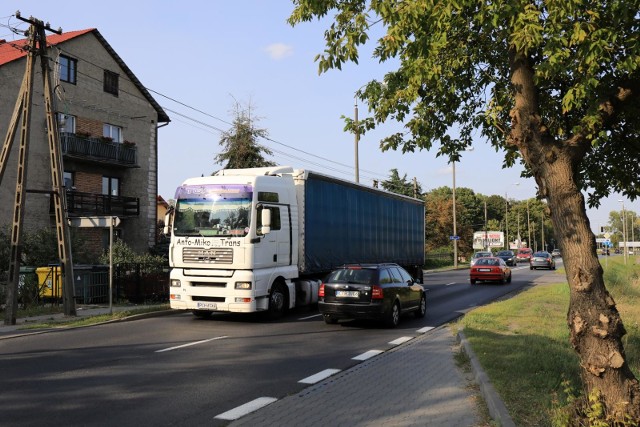 Mieszkańcy Poznańskiej narzekają na uciążliwy hałas przejeżdżających ciężarówek