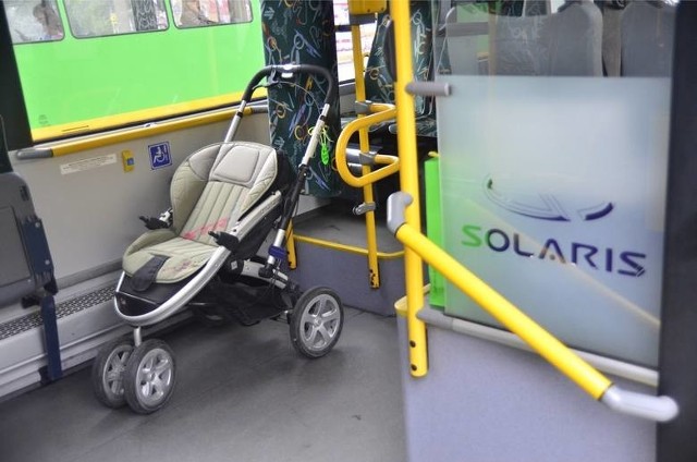Motornicza zwróciła uwagę pasażerce z wózkiem dziecięcym, by zajęła miejsce przeznaczone dla osób podróżujących z wózkiem.