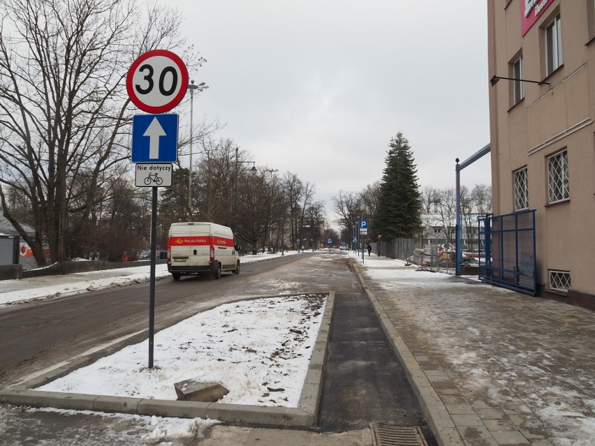 Remont ul. Stefanowskiego zakończony. Pozostały nasadzenia. Kiedy ruszy zazielenianie? ZDJĘCIA