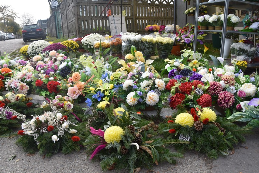 Za znicze i kwiaty przed cmentarzem czterech wyznań w...